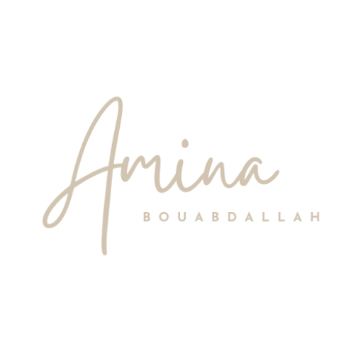 Logo stylisé avec le texte "Amina" en lettres cursives élégantes et fluides, et "Bouabdallah" en lettres majuscules plus petites et sans empattement, le tout en couleur beige sur un fond blanc.