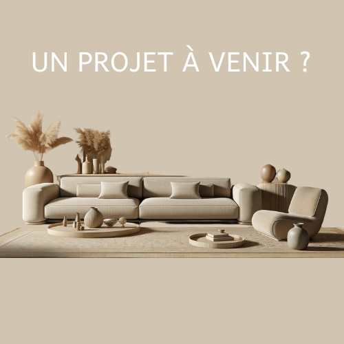 Salon moderne et élégant avec un canapé beige, un fauteuil assorti, une table basse décorée minimaliste, et des plantes séchées dans des vases. En haut, le texte "UN PROJET À VENIR ?" est inscrit en lettres blanches.